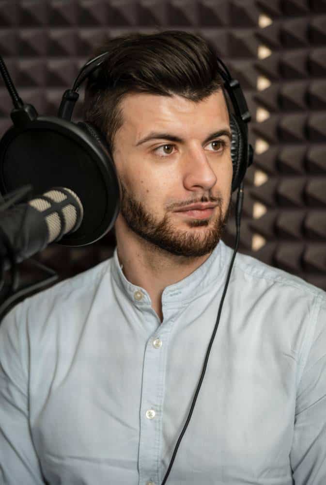 voix off homme studio